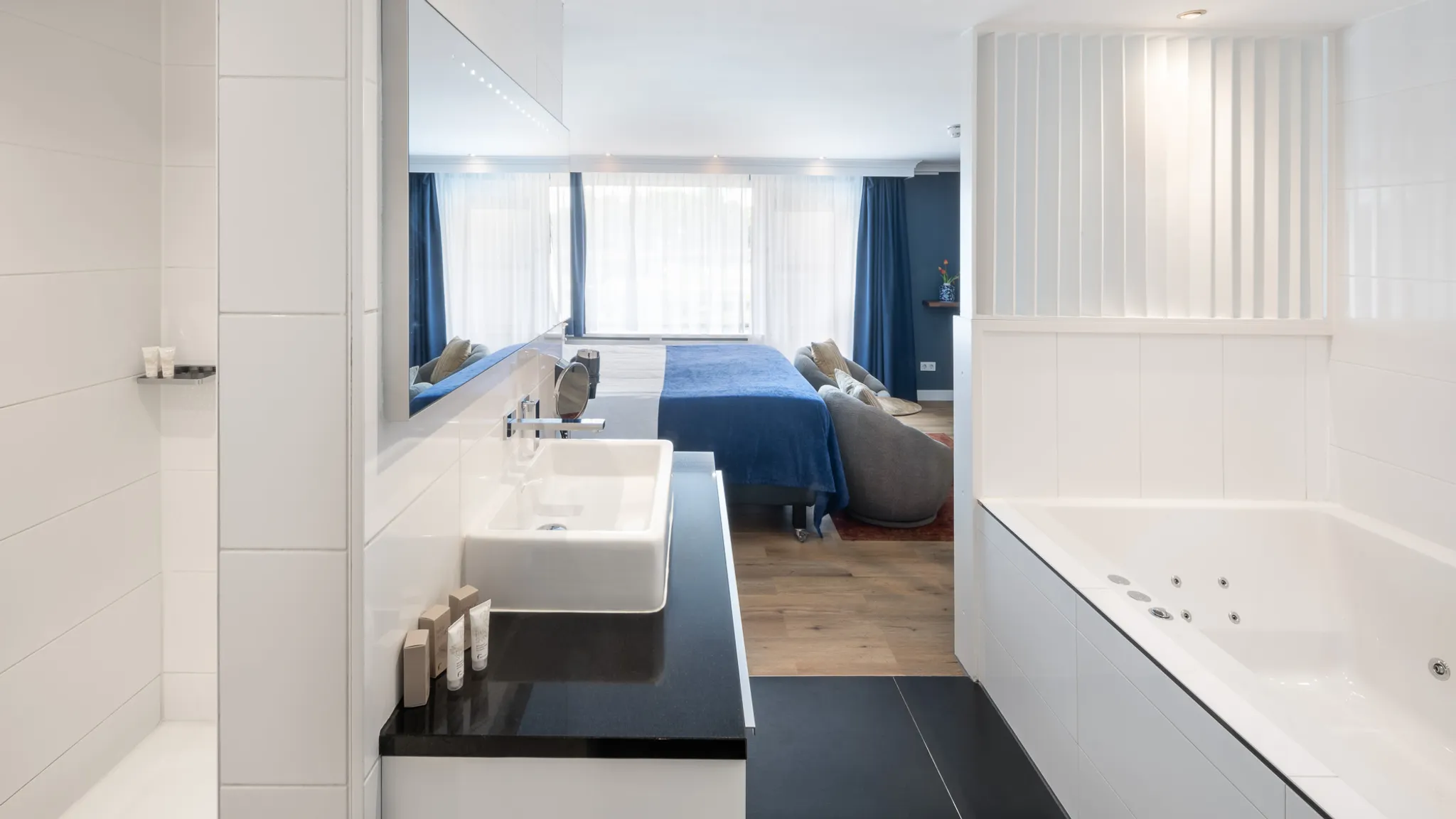 Badkamer aansluitend aan hotelkamer