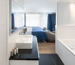 Badkamer aansluitend aan hotelkamer