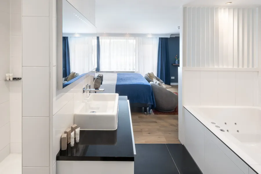 Badezimmer neben dem Hotelzimmer