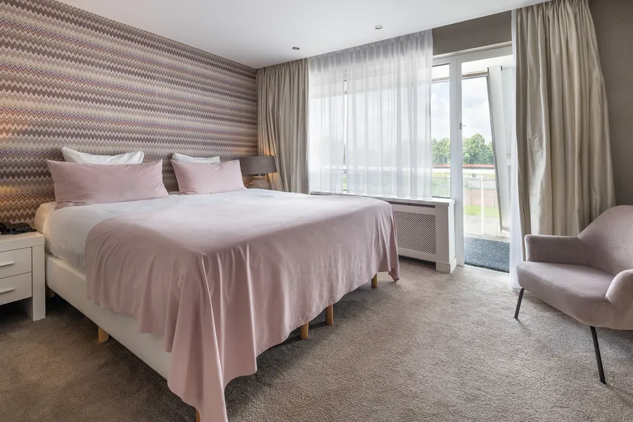 luxuriöse Hotelsuite mit großem Doppelbett
