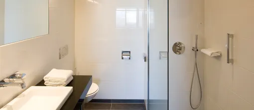 Badezimmer mit ebenerdiger Dusche