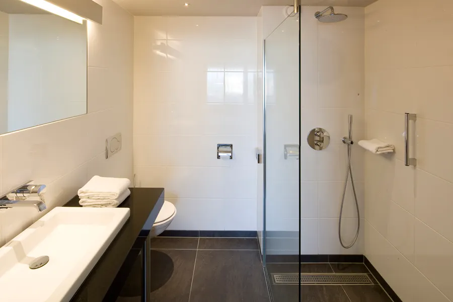 Badezimmer mit ebenerdiger Dusche