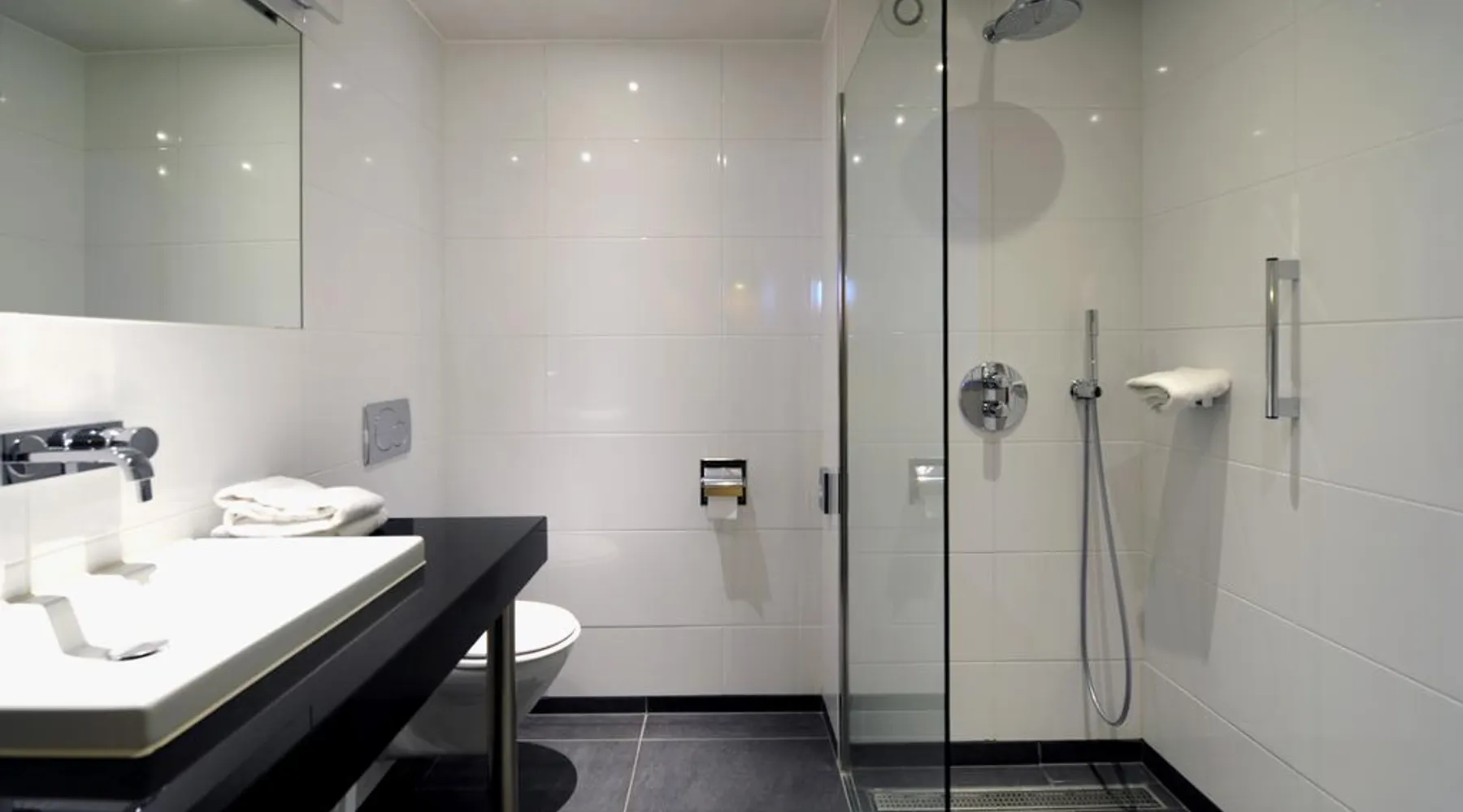 Superior kamer hotel van der valk stein urmond vakantie badkamer
