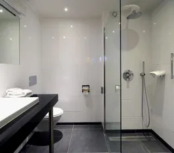 Superior kamer hotel van der valk stein urmond vakantie badkamer