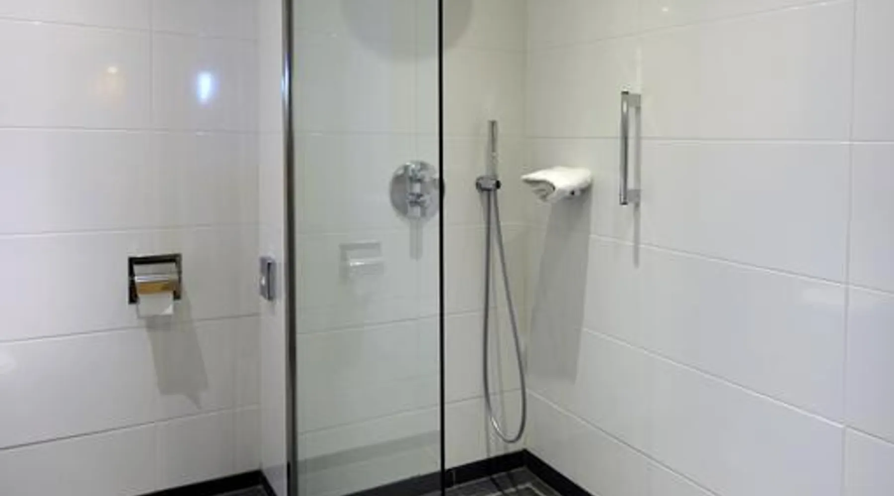 Superior kamer hotel van der valk stein urmond vakantie badkamer