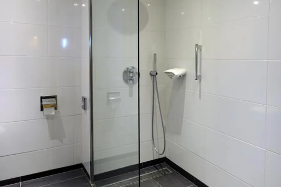 Superior kamer hotel van der valk stein urmond vakantie badkamer