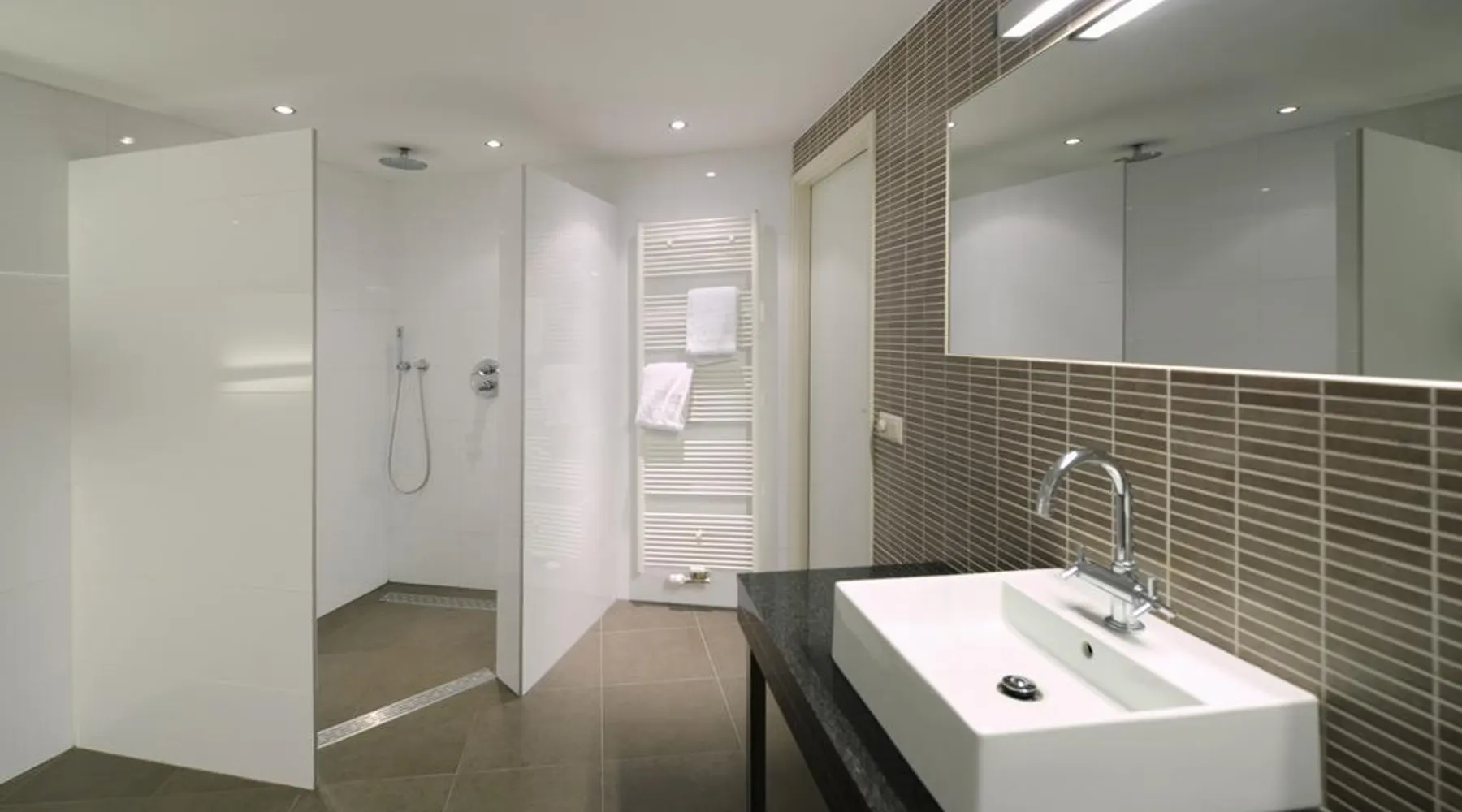Comfort kamer hotel van der valk stein urmond vakantie badkamer suite familie