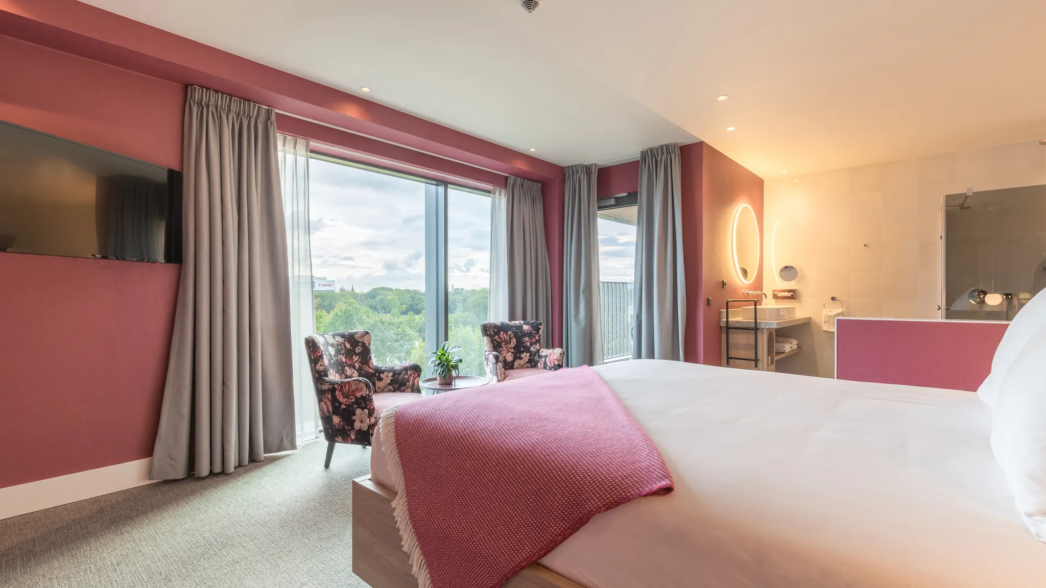 Superior room with shower, bath and balcony