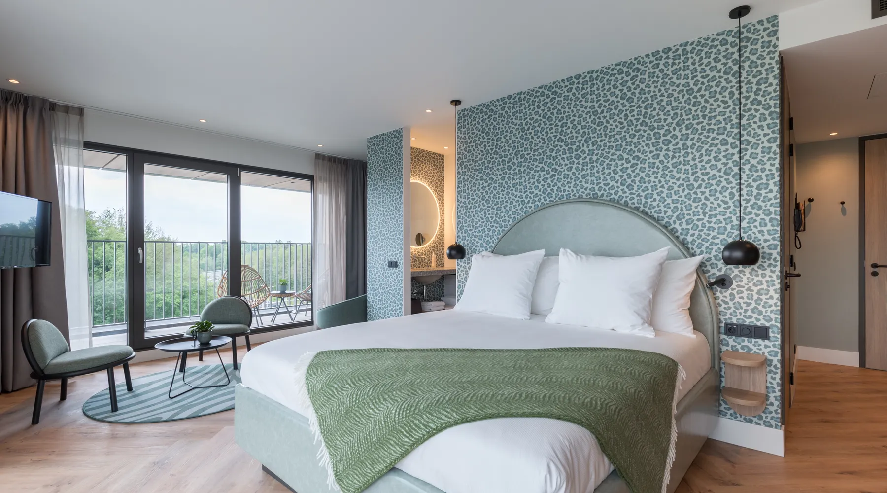 Superior Plus mit Lounge, Regendusche und geräumigem Balkon