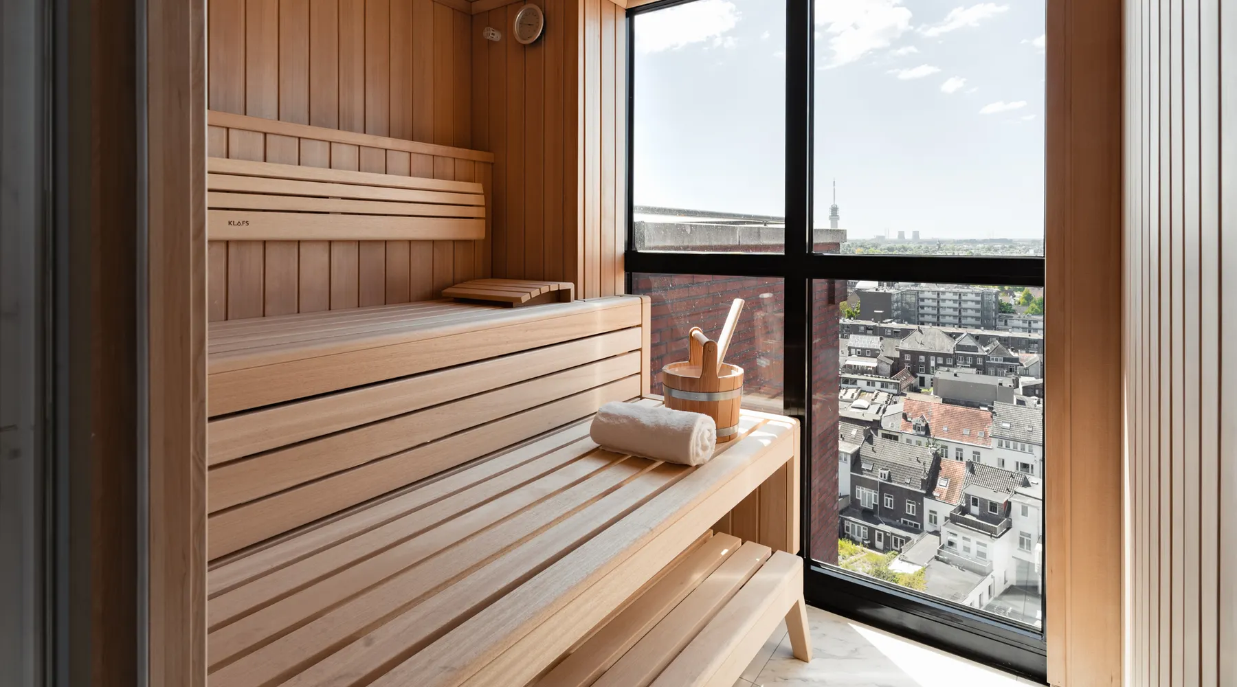 Penthouse Sauna Suite
