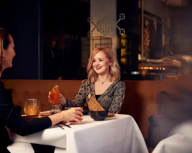 Twee gasten genieten van een diner.