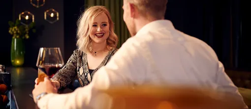 Koppel geniet van een drankje