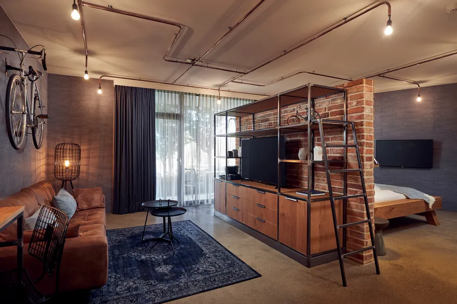 Loft suite zithoek, bank, televisie, balkon