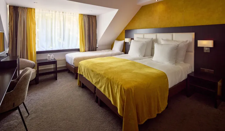 Dreibettzimmer Bett