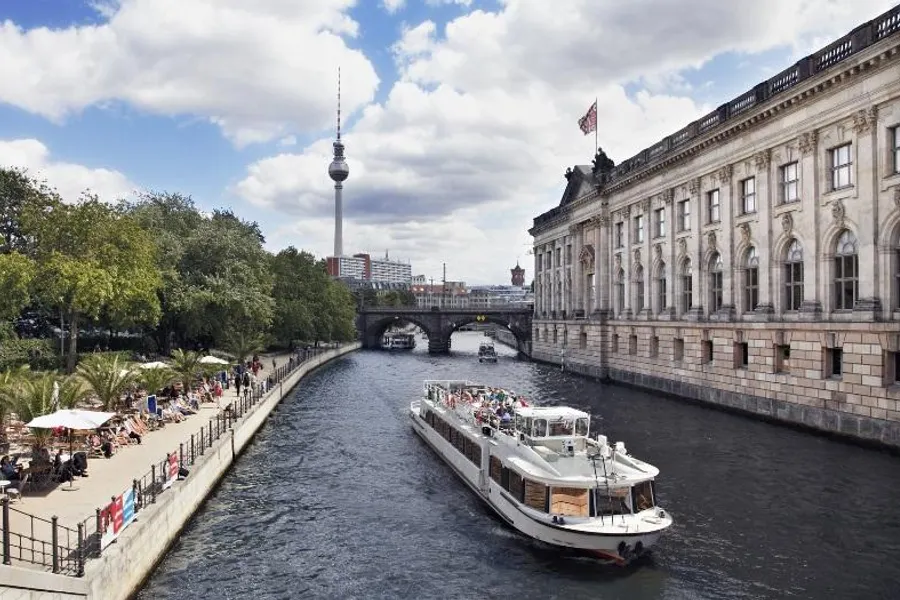 Fotolia_Berlin Spree Schiff