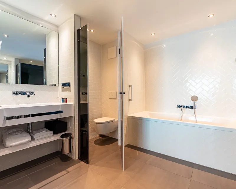 suite orange bathroom