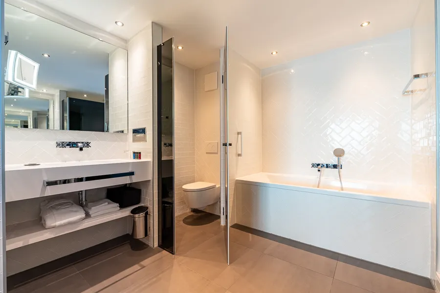 suite orange bathroom