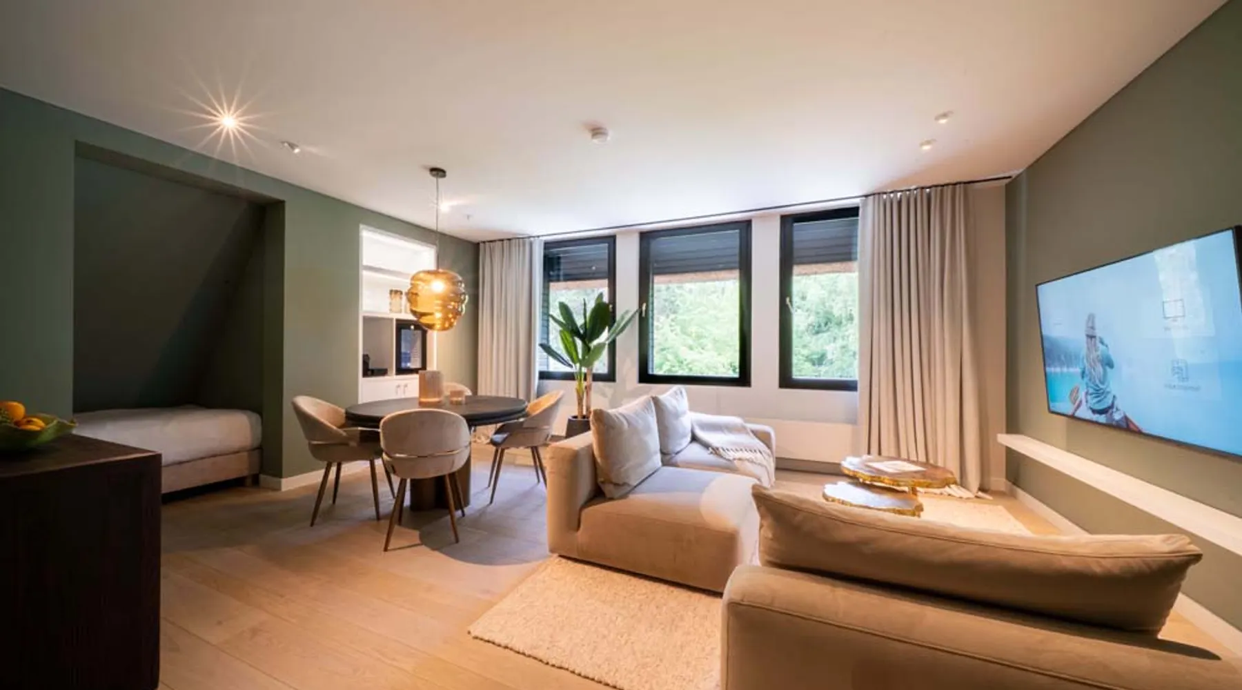 Green Emerald Suite