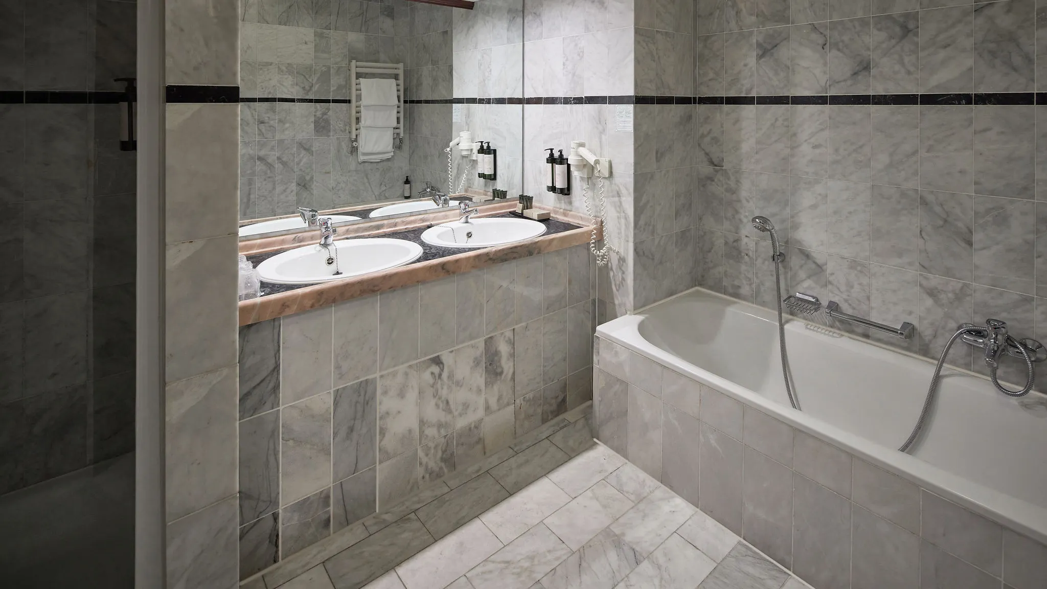 Badezimmer Komfort Dreibettzimmer