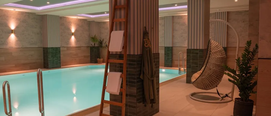 Pool + Hängesessel