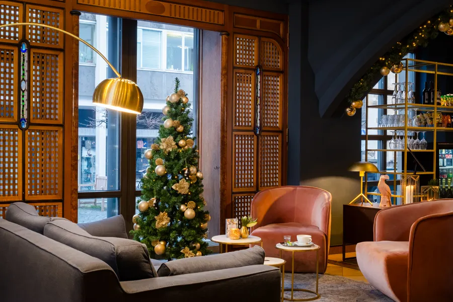 Eine Sitzecke unserer Hotellobby, festlich geschmückt.