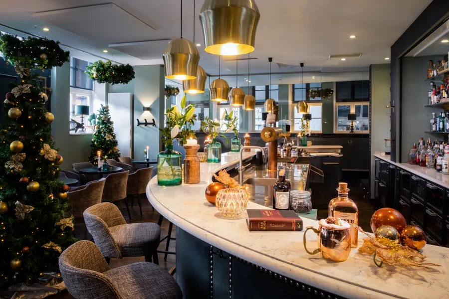 Die Hotelbar Stilvoll und Festlich geschmückt.