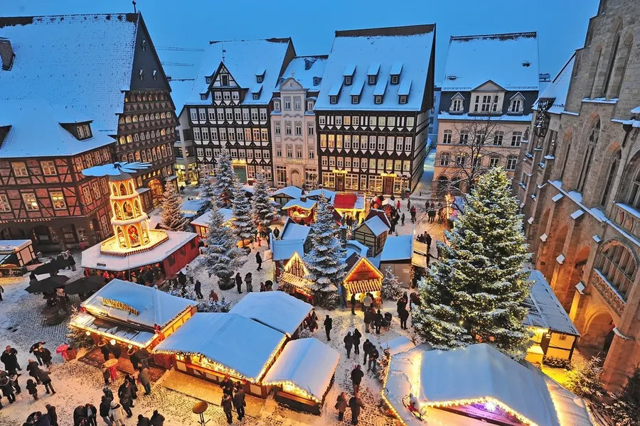 Der Hildesheimer Weihnachtsmarkt aus der Vogelperspektive.