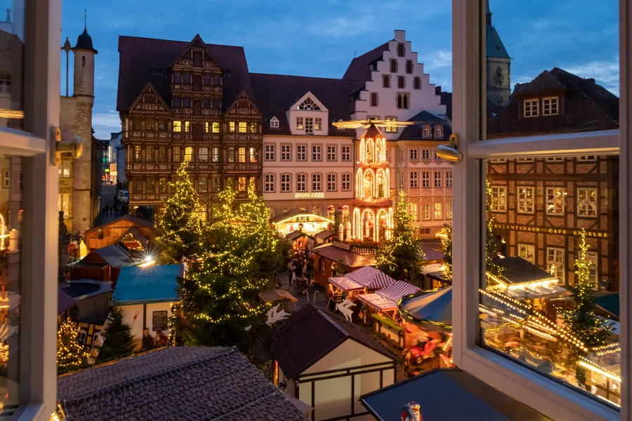 Der Hildesheimer Weihnachtsmarkt, betrachtet aus einem unserer Zimmer.