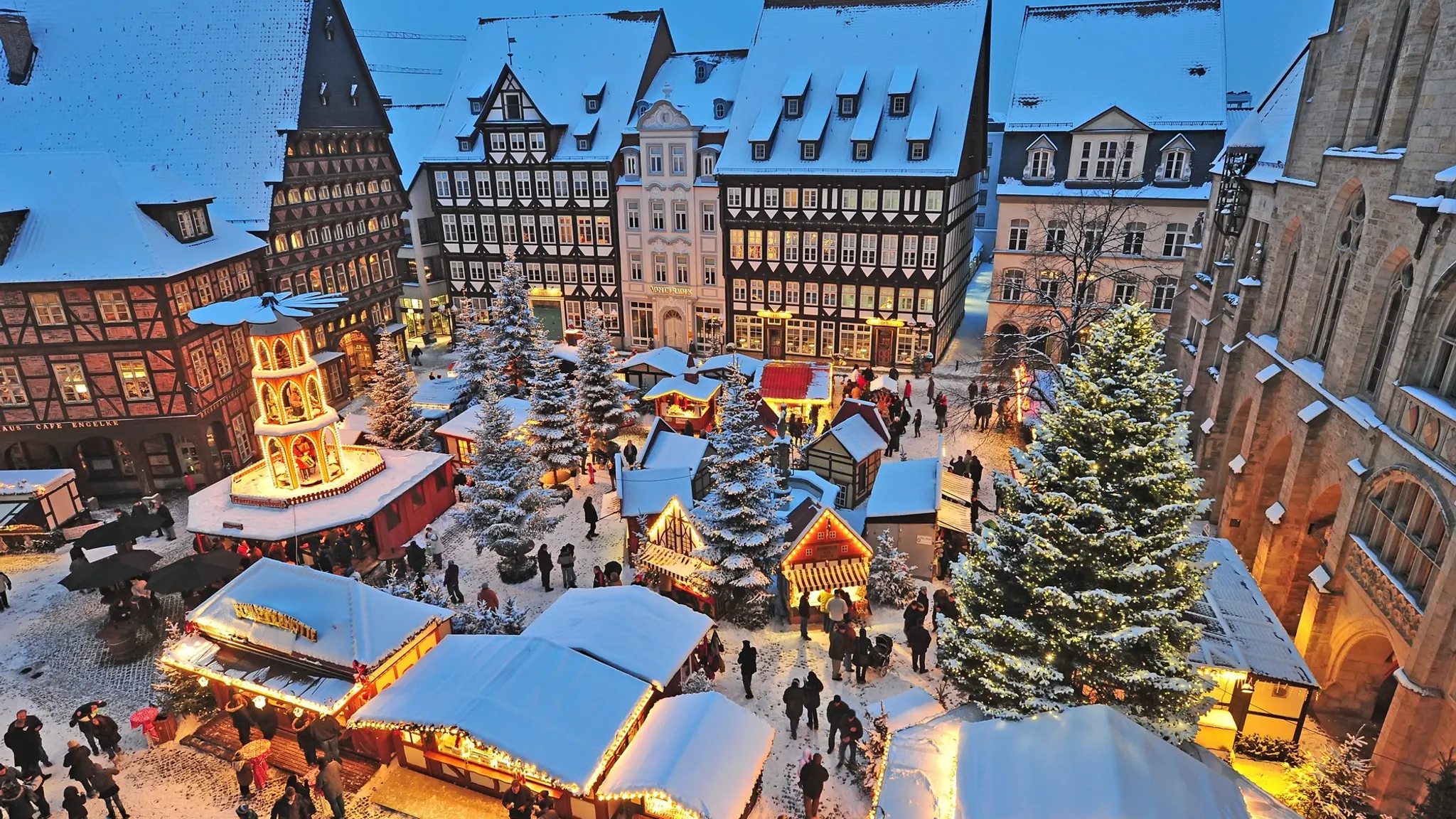 Het uitzicht op de kerstmarkt vanuit een van onze kamers.