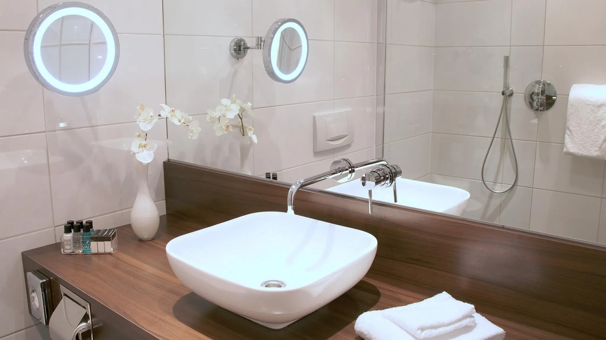 Deluxe - Twin bed bathroom