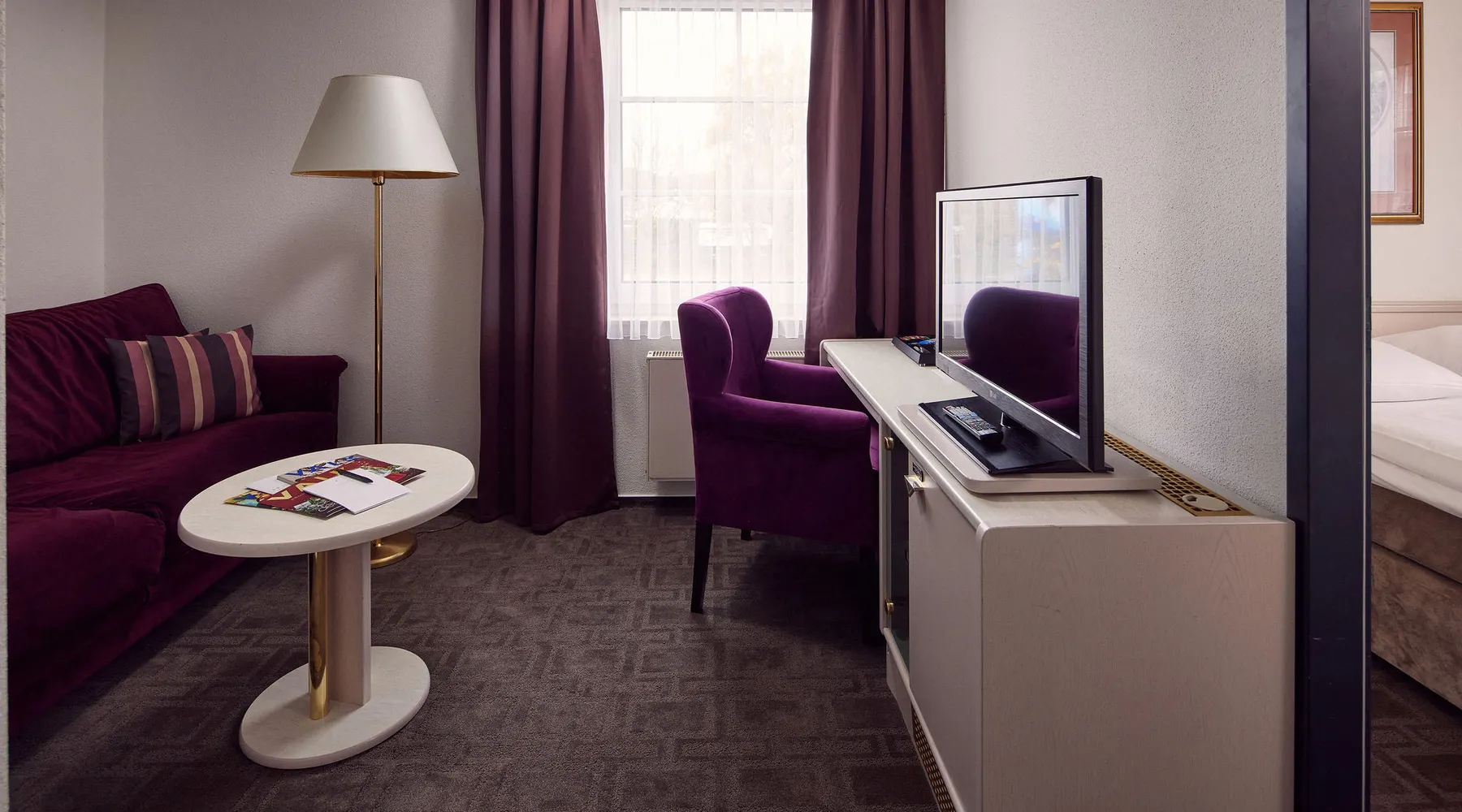 Junior suite desk