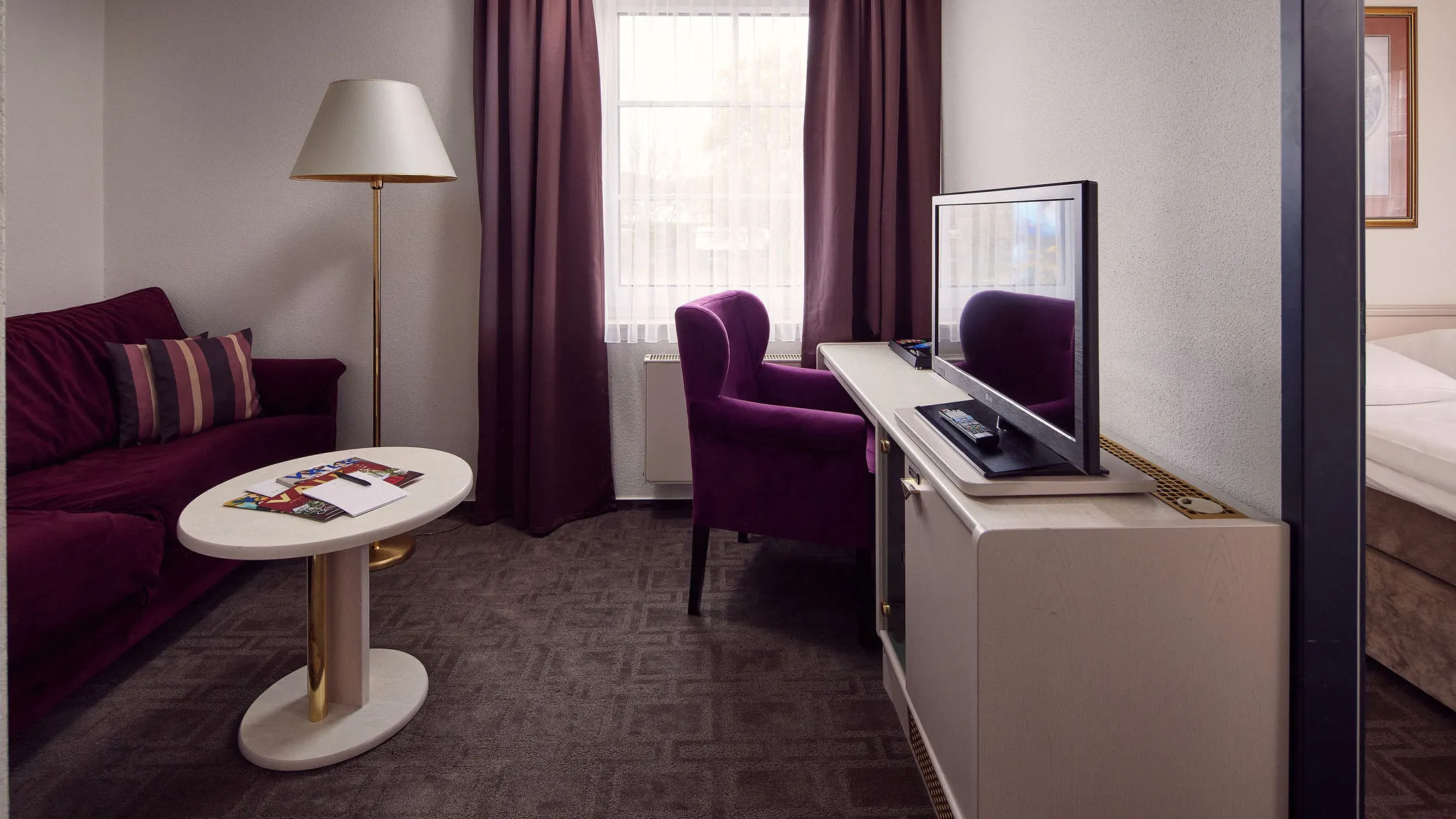 Junior suite bureau
