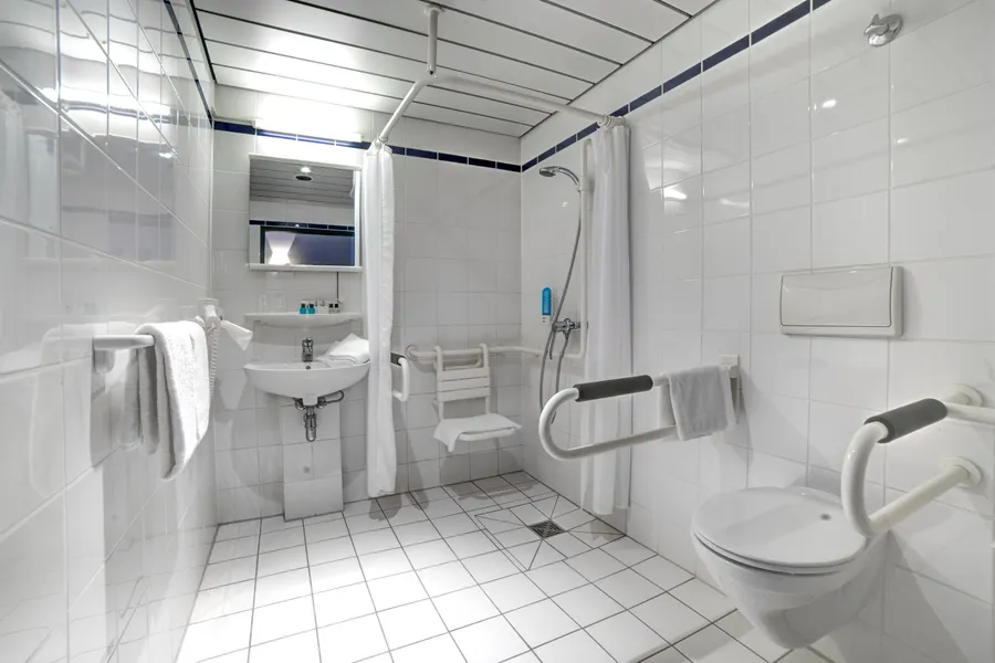 Standard behindertengerechtes Zimmer Badezimmer