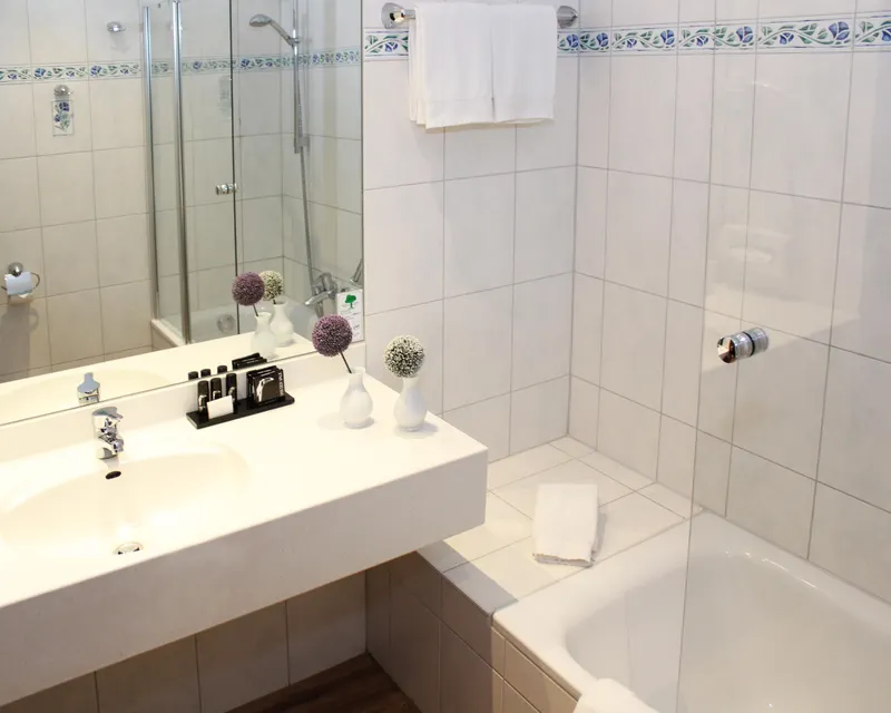 Hotelzimmer_Bad_2017_retusche_IMG_0011