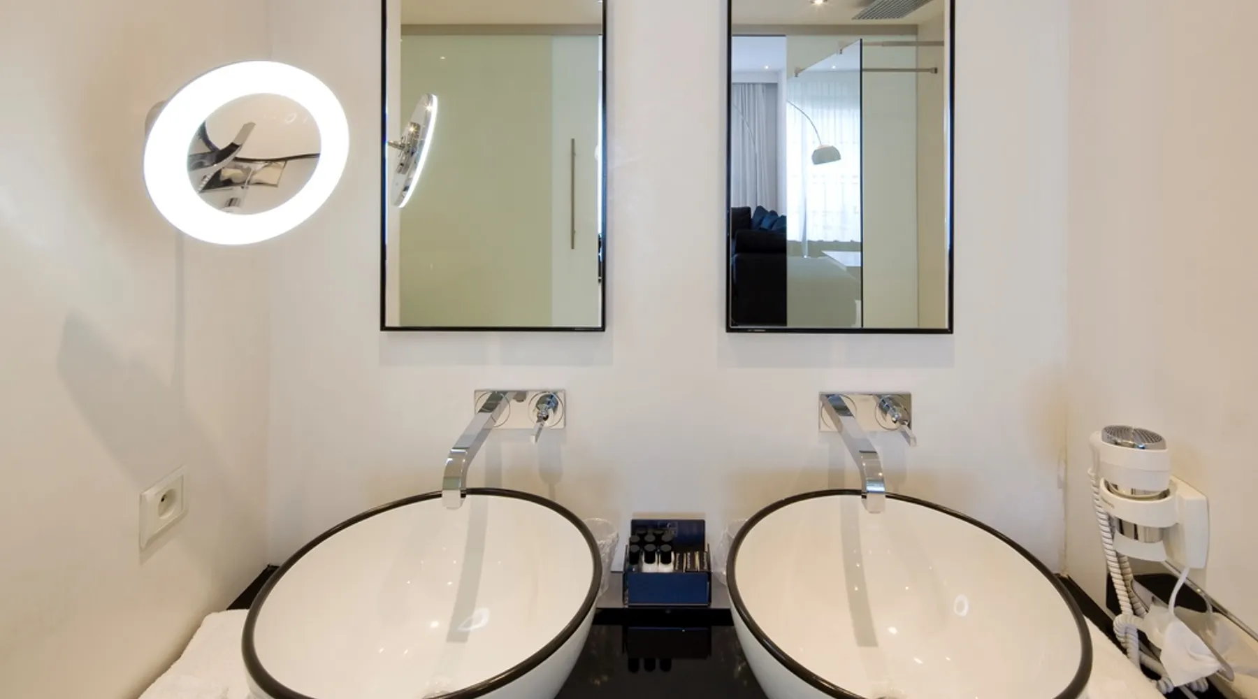 Yoko Ono Suite Hotel Van Der Valk Brugge Oostkamp