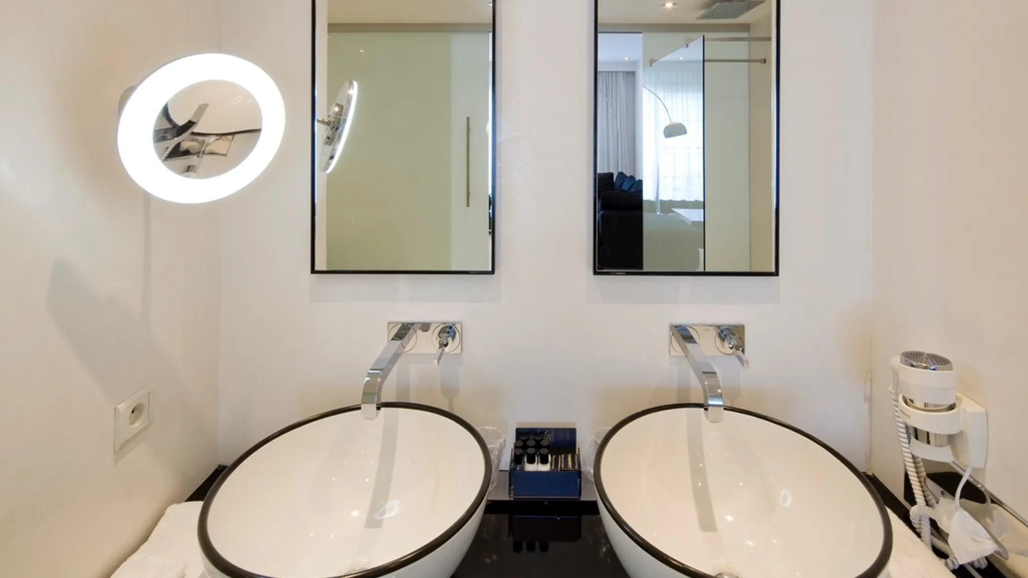 Yoko Ono Suite Hotel Van Der Valk Brugge Oostkamp