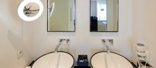 Yoko Ono Suite Hotel Van Der Valk Brugge Oostkamp