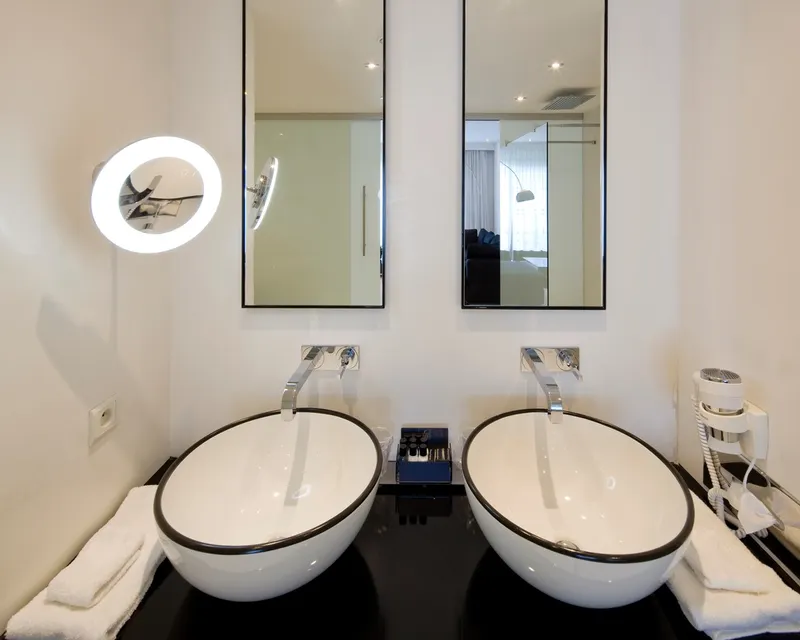Yoko Ono Suite Hotel Van Der Valk Brugge Oostkamp