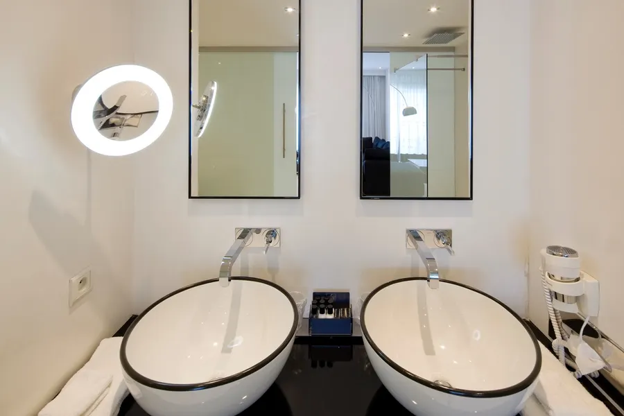 Yoko Ono Suite Hotel Van Der Valk Brugge Oostkamp