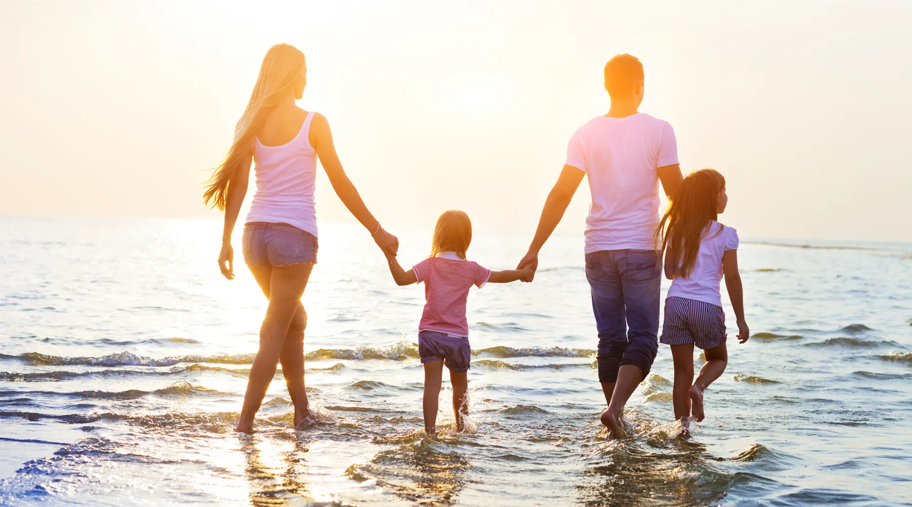 familie naar strand