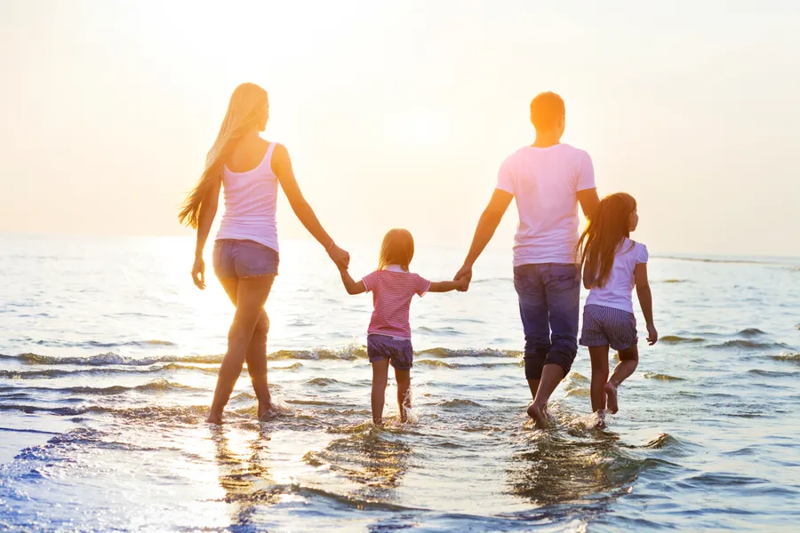 familie naar strand