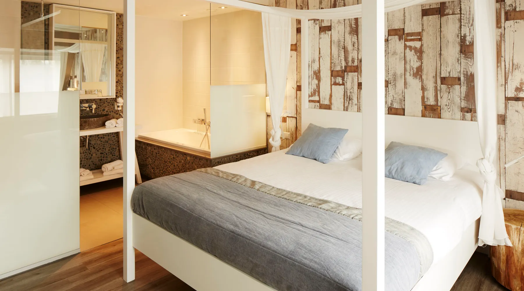 Hemelbed beach suite