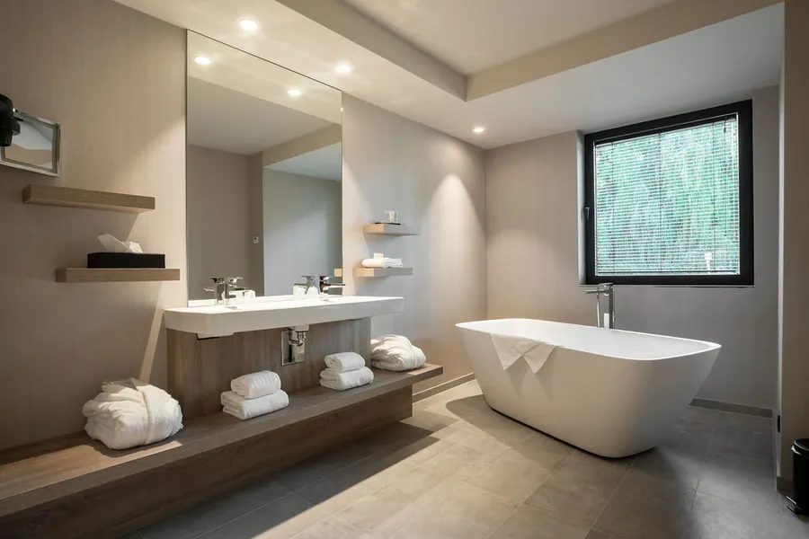 Salle de bain moderne avec grande baignoire dans la Suite Executive