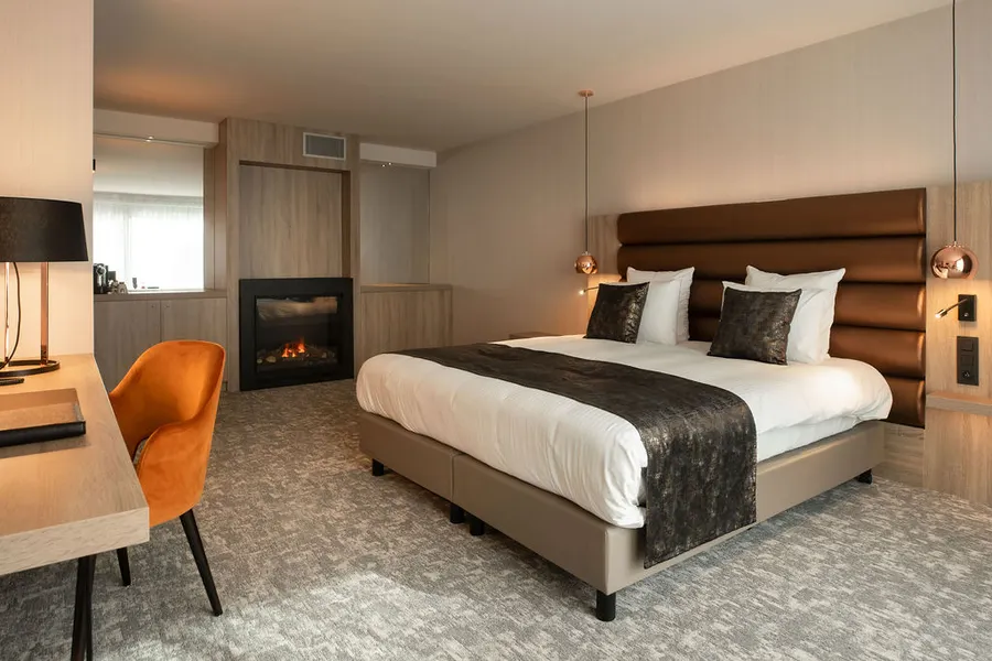 Suite Executive avec coin salon et bureau à l’hôtel Van der Valk Nivelles-Sud
