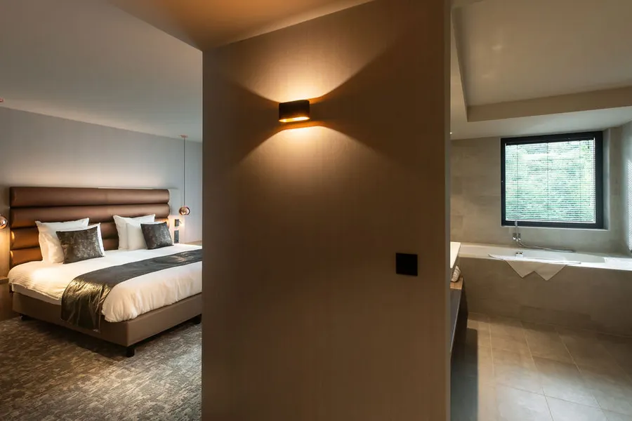 Suite Executive avec lit confortable et espace détente à Nivelles