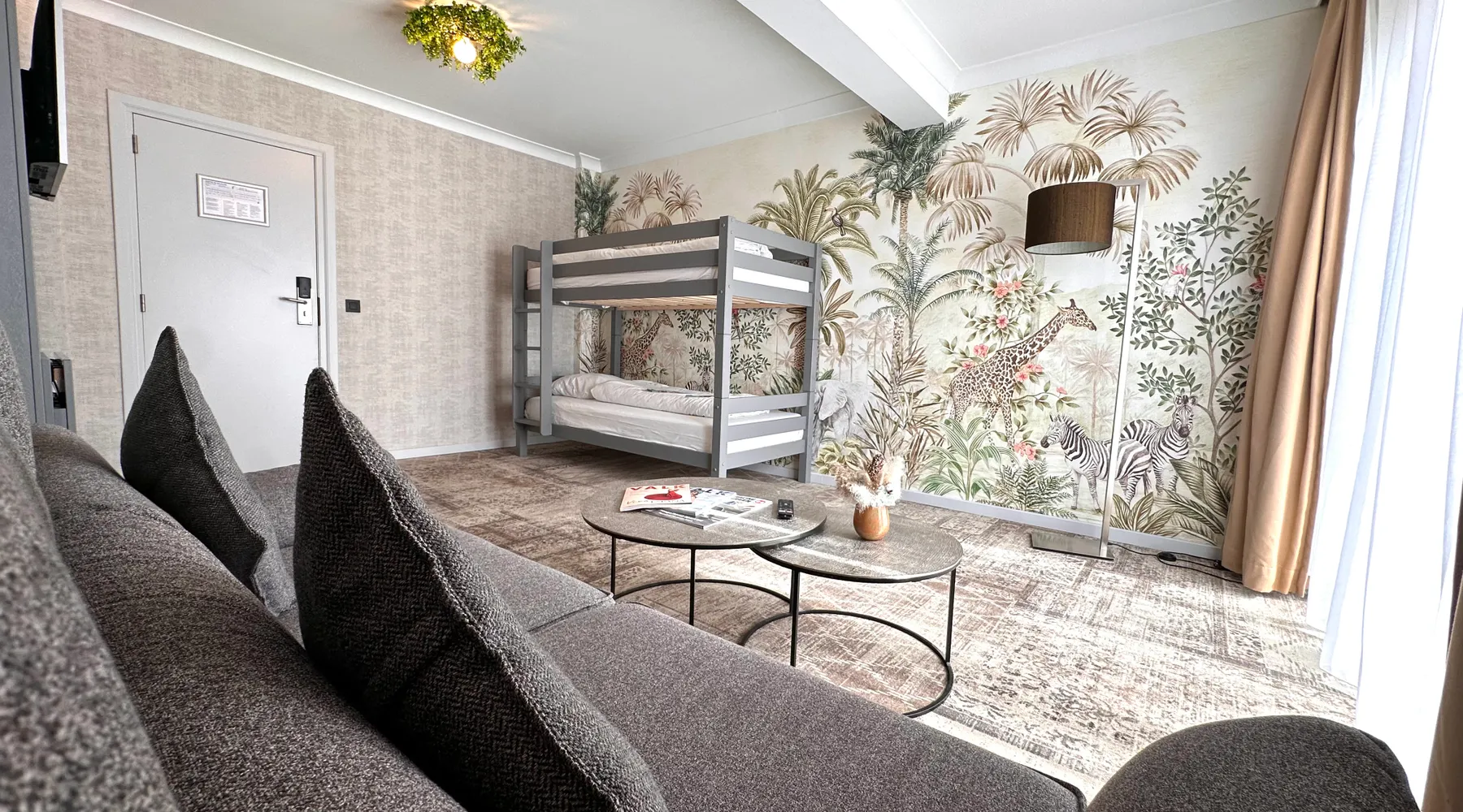 Lit superposé et canapé dans la suite familiale