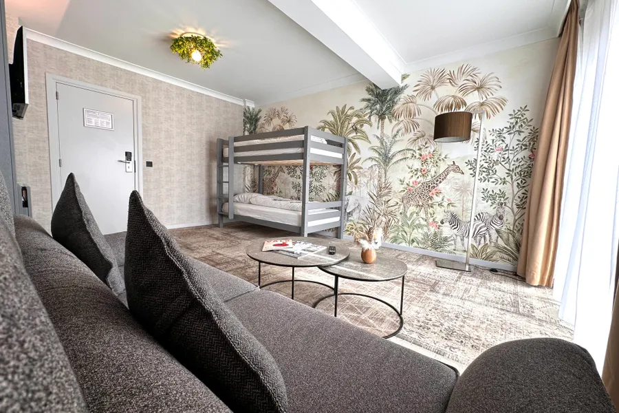 Lit superposé et canapé dans la suite familiale
