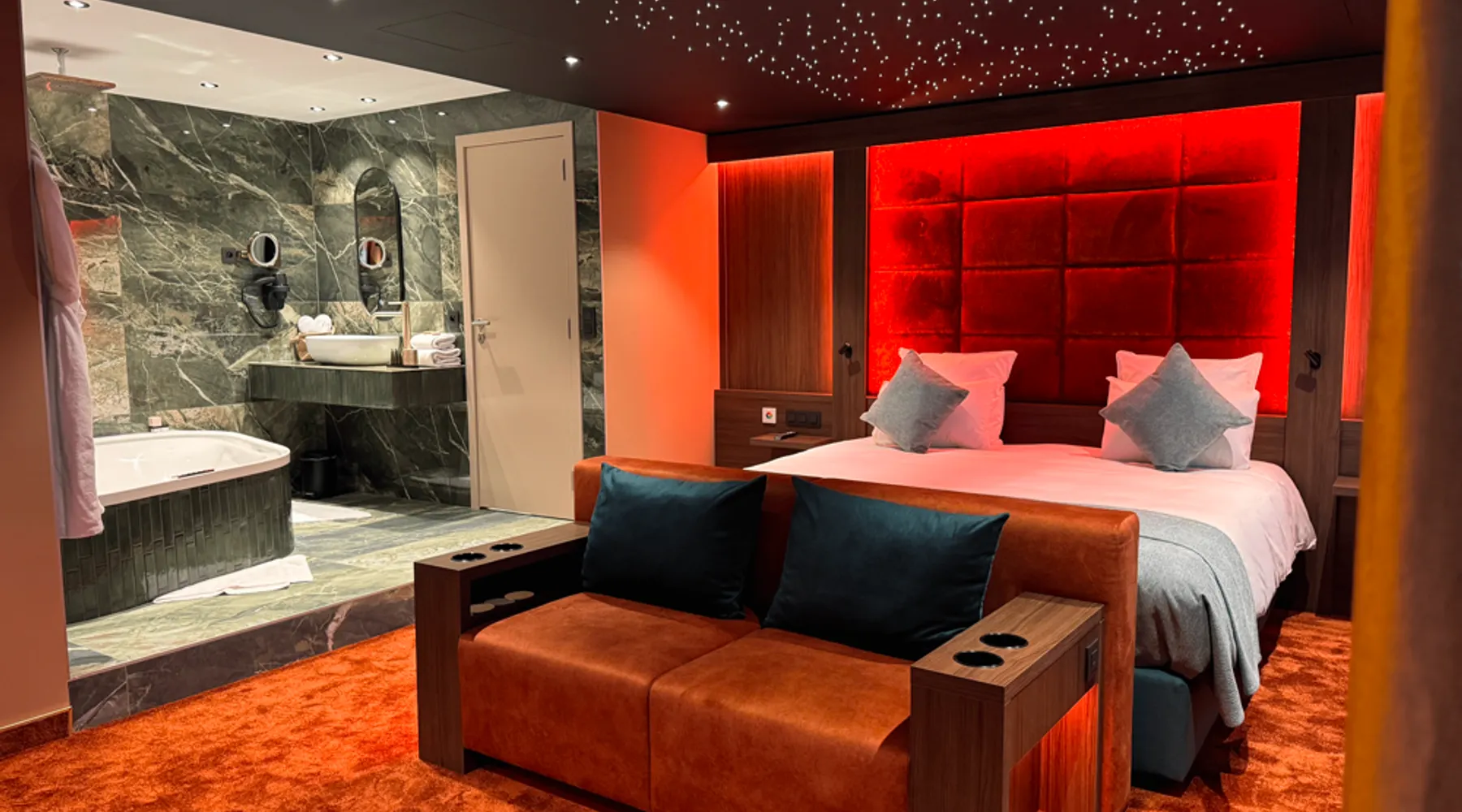 Suite Cosy à l’hôtel Nivelles-Sud avec lit confortable et jacuzzi