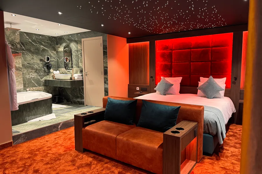Suite Cosy à l’hôtel Nivelles-Sud avec lit confortable et jacuzzi