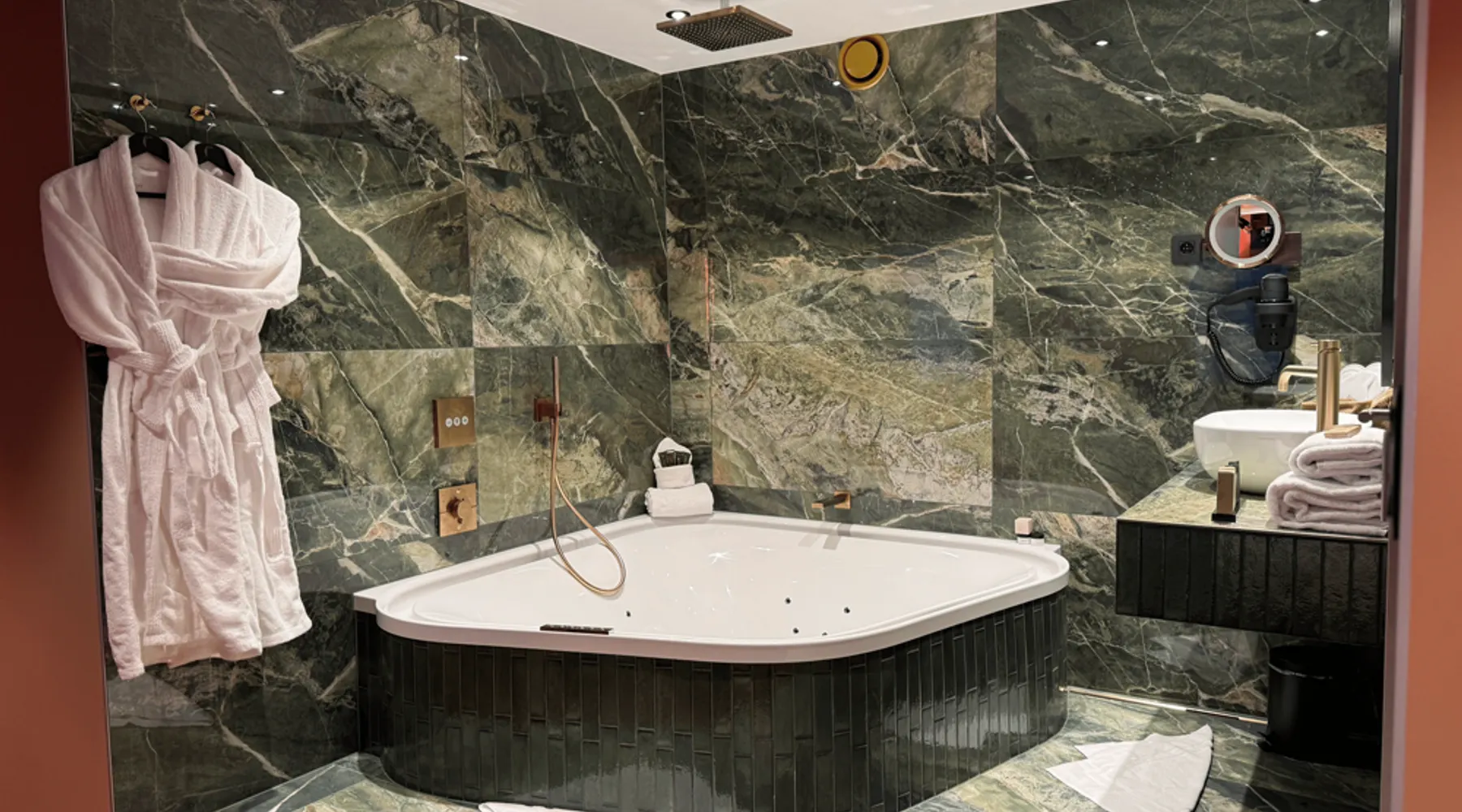 Salle de bain ouverte avec bain à remous dans la Suite Cosy à Nivelles